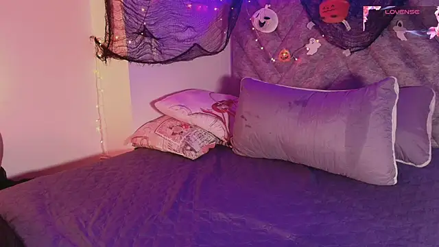 Snapshot of emmajohnss chatting on 10/26/25, 04:07 emmajohnss online show from 10/26/25, 04:07