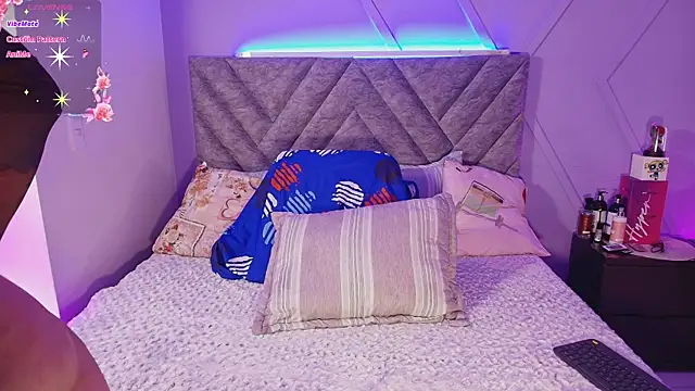 Snapshot of emmajohnss chatting on 11/11/25, 03:50 emmajohnss online show from 11/11/25, 03:50