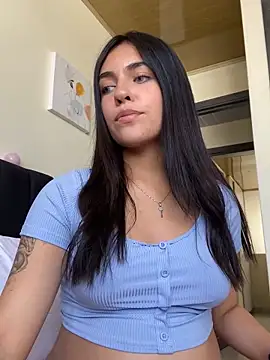 Snapshot of DaphneUwu chatting on 01/19/25, 02:49 DaphneUwu online show from 01/19/25, 02:49