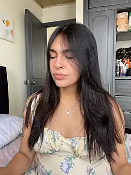 Snapshot of DaphneUwu chatting on 02/14/25, 03:05 DaphneUwu online show from 02/14/25, 03:05