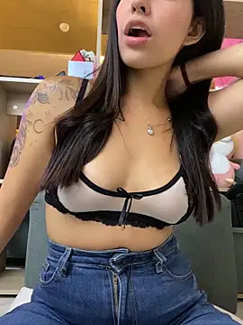 Snapshot of DaphneUwu chatting on 09/28/25, 01:44 DaphneUwu online show from 09/28/25, 01:44