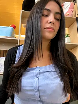 Snapshot of DaphneUwu chatting on 10/14/25, 12:44 DaphneUwu online show from 10/14/25, 12:44