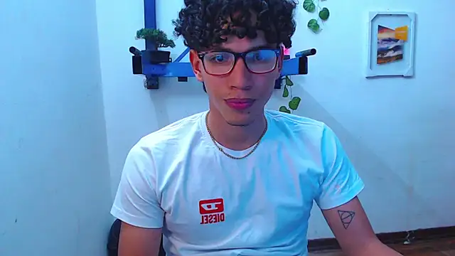 Snapshot of austinsantana chatting on 01/13/25, 06:16 austinsantana online show from 01/13/25, 06:16