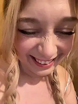 Snapshot of CherryAuroraa chatting on 12/15/24, 01:32 CherryAuroraa online show from 12/15/24, 01:32