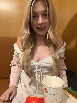 Snapshot of CherryAuroraa chatting on 12/19/24, 10:10 CherryAuroraa online show from 12/19/24, 10:10