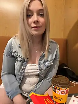 Snapshot of CherryAuroraa chatting on 01/09/25, 02:07 CherryAuroraa online show from 01/09/25, 02:07