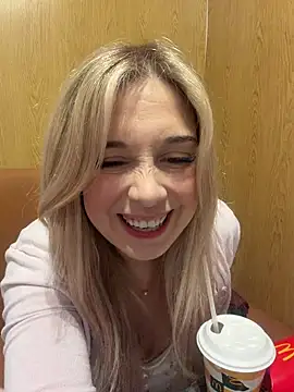 Snapshot of CherryAuroraa chatting on 04/05/26, 08:28 CherryAuroraa online show from 04/05/26, 08:28