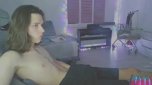 Snapshot of CandyChell chatting on 03/05/25, 04:35 CandyChell online show from 03/05/25, 04:35