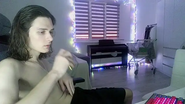 Snapshot of CandyChell chatting on 03/16/25, 02:44 CandyChell online show from 03/16/25, 02:44