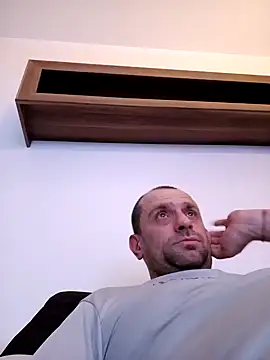 Snapshot of Roman0798 chatting on 12/20/24, 05:57 Roman0798 online show from 12/20/24, 05:57