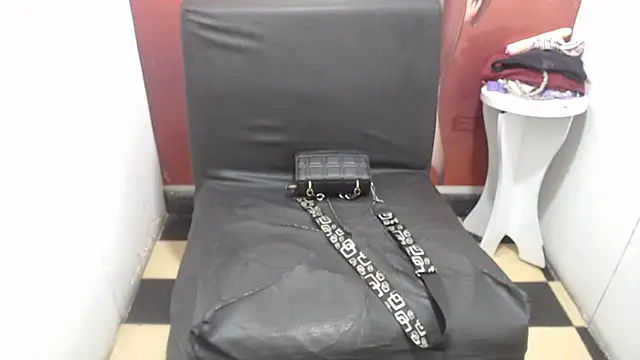 Snapshot of Laura_hottt chatting on 10/17/25, 03:25 Laura hottt online show from 10/17/25, 03:25