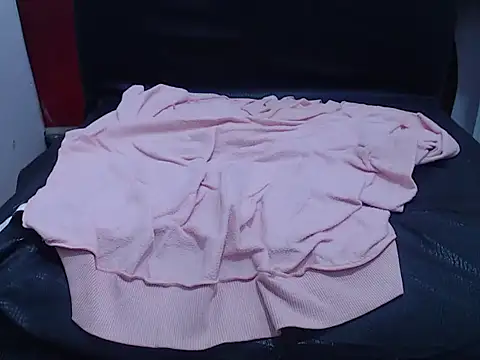 Snapshot of Laura_hottt chatting on 10/26/25, 05:19 Laura hottt online show from 10/26/25, 05:19