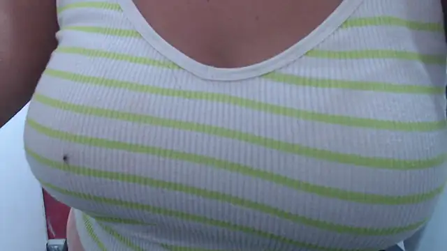 Snapshot of Laura_hottt chatting on 10/27/25, 05:39 Laura hottt online show from 10/27/25, 05:39