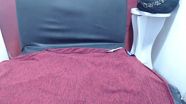 Snapshot of Laura_hottt chatting on 10/28/25, 11:36 Laura hottt online show from 10/28/25, 11:36