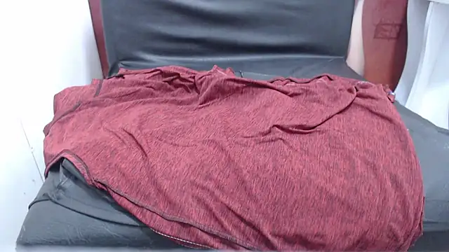 Snapshot of Laura_hottt chatting on 10/29/25, 02:30 Laura hottt online show from 10/29/25, 02:30