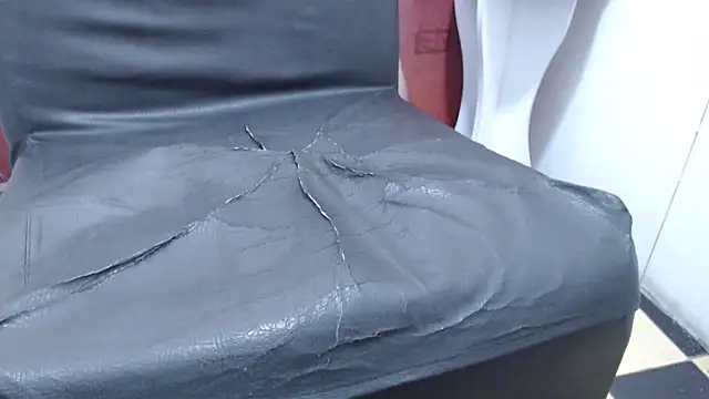 Snapshot of Laura_hottt chatting on 10/30/25, 02:35 Laura hottt online show from 10/30/25, 02:35