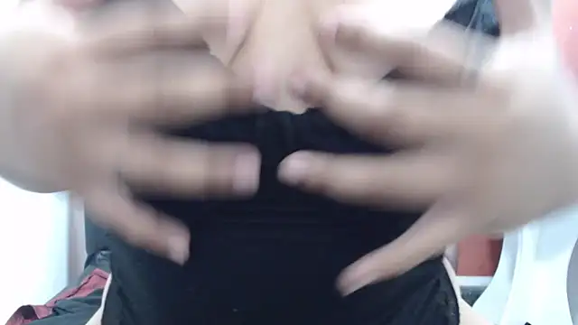 Snapshot of Laura_hottt chatting on 11/15/25, 04:03 Laura hottt online show from 11/15/25, 04:03