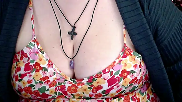 Snapshot of mayasmith chatting on 12/20/25, 10:33 mayasmith online show from 12/20/25, 10:33