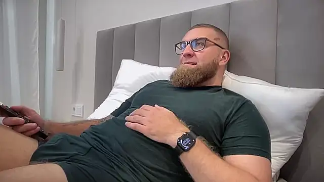 Snapshot of Bear_bear_ chatting on 09/30/25, 10:20 Bear bear  online show from 09/30/25, 10:20