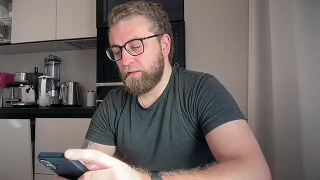 Snapshot of Bear_bear_ chatting on 04/20/26, 07:55 Bear bear online show from 04/20/26, 07:55