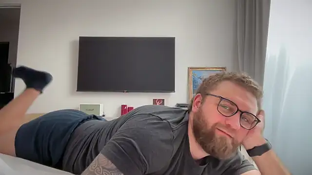 Snapshot of Bear_bear_ chatting on 04/22/26, 09:33 Bear bear online show from 04/22/26, 09:33