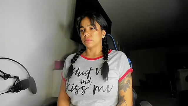 victoriachicas online show from 10/28/25, 06:06