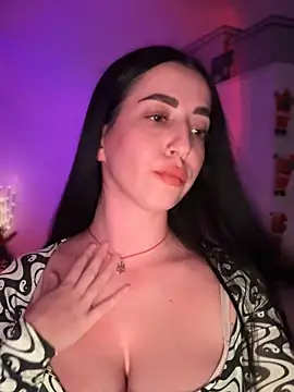 Snapshot of Emylia chatting on 12/13/24, 11:39 Emylia online show from 12/13/24, 11:39