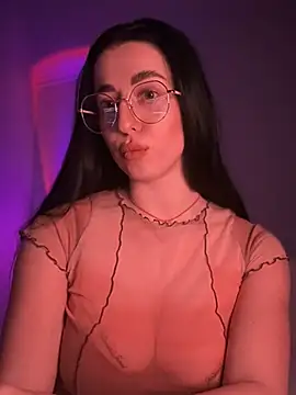 Snapshot of Emylia chatting on 02/14/25, 11:53 Emylia online show from 02/14/25, 11:53