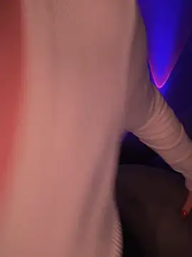 Snapshot of Emylia chatting on 02/15/25, 07:28 Emylia online show from 02/15/25, 07:28