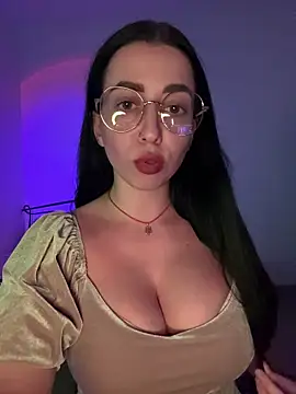 Snapshot of Emylia chatting on 11/11/25, 06:41 Emylia online show from 11/11/25, 06:41