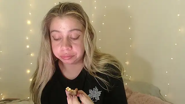 Snapshot of SweetSofty chatting on 10/18/25, 09:15 SweetSofty online show from 10/18/25, 09:15