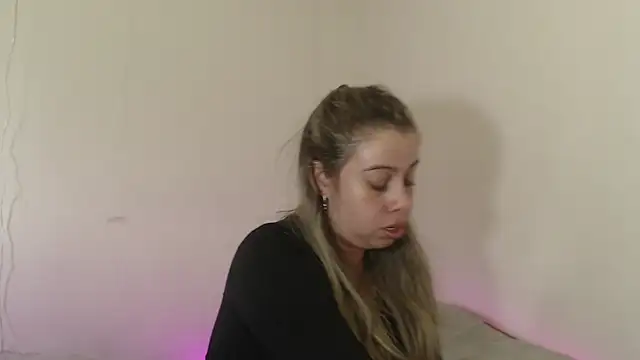 Snapshot of SweetSofty chatting on 10/28/25, 09:50 SweetSofty online show from 10/28/25, 09:50