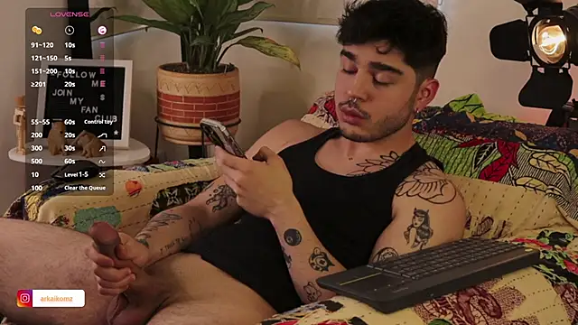 Snapshot of Arkaikomz chatting on 02/13/25, 10:33 Arkaikomz online show from 02/13/25, 10:33