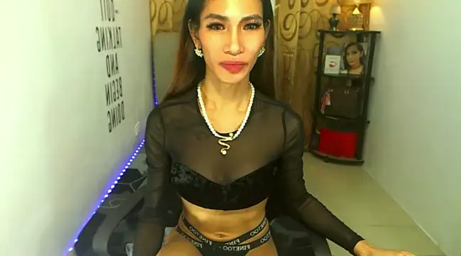 Snapshot of Trixie_Mattel21 chatting on 12/03/24, 05:20 Trixie Mattel21 online show from 12/03/24, 05:20