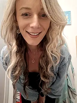 Snapshot of Heyitsmee33 chatting on 03/11/25, 05:46 Heyitsmee33 online show from 03/11/25, 05:46