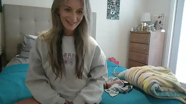 Snapshot of Heyitsmee33 chatting on 09/09/25, 06:18 Heyitsmee33 online show from 09/09/25, 06:18