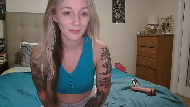 Snapshot of Heyitsmee33 chatting on 10/21/25, 10:27 Heyitsmee33 online show from 10/21/25, 10:27