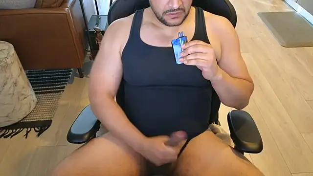 Snapshot of HungandThickLatin chatting on 05/28/26, 02:47 HungandThickLatin online show from 05/28/26, 02:47