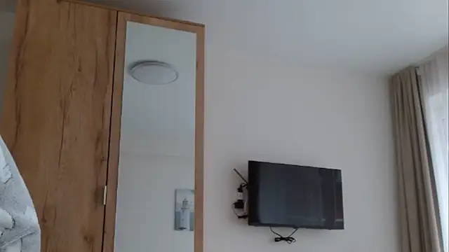 Snapshot of Popppka chatting on 02/15/25, 11:06 Popppka online show from 02/15/25, 11:06