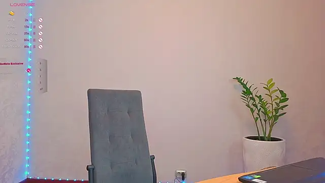 Snapshot of LovlyBambi chatting on 09/19/25, 11:22 LovlyBambi online show from 09/19/25, 11:22