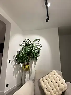 Snapshot of EllaSanz_ chatting on 01/05/25, 02:49 EllaSanz  online show from 01/05/25, 02:49