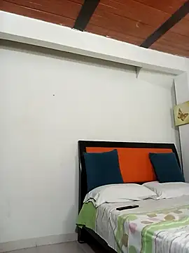 Snapshot of leah_passion chatting on 10/18/25, 07:58 leah passion online show from 10/18/25, 07:58