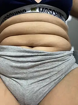 Snapshot of Lucia-Candy chatting on 10/28/25, 02:37 Lucia-Candy online show from 10/28/25, 02:37