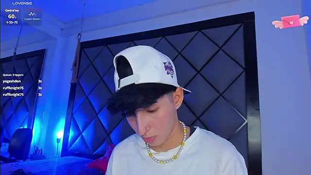 Snapshot of MikeFonsexx chatting on 12/11/24, 01:58 MikeFonsexx online show from 12/11/24, 01:58