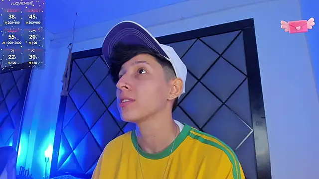 Snapshot of MikeFonsexx chatting on 12/13/24, 07:53 MikeFonsexx online show from 12/13/24, 07:53