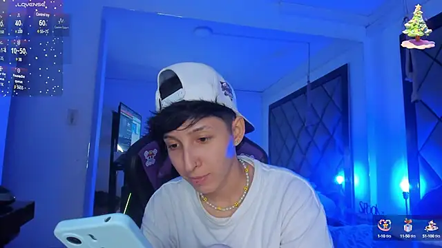 Snapshot of MikeFonsexx chatting on 12/18/24, 08:03 MikeFonsexx online show from 12/18/24, 08:03