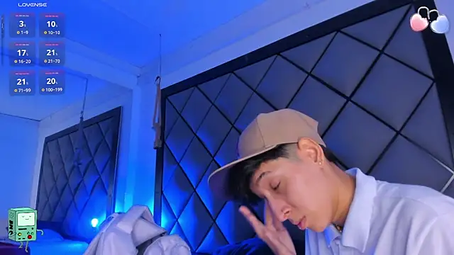 Snapshot of MikeFonsexx chatting on 01/11/25, 01:43 MikeFonsexx online show from 01/11/25, 01:43