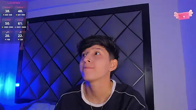 Snapshot of MikeFonsexx chatting on 02/01/25, 12:05 MikeFonsexx online show from 02/01/25, 12:05