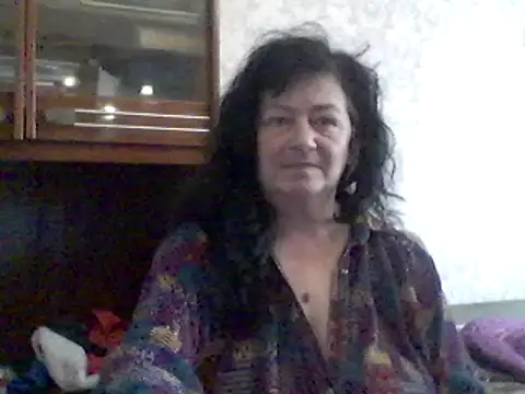 Snapshot of GypsiQueen2 chatting on 02/22/25, 01:02 GypsiQueen2 online show from 02/22/25, 01:02