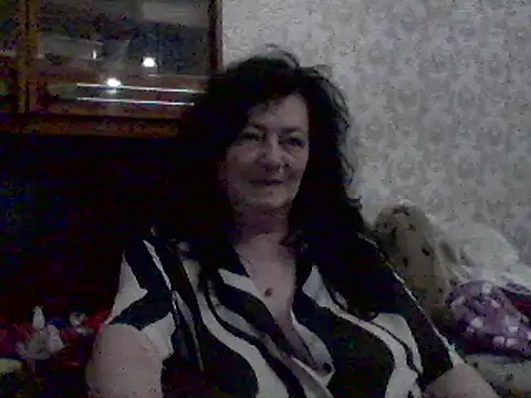 Snapshot of GypsiQueen2 chatting on 03/11/25, 11:04 GypsiQueen2 online show from 03/11/25, 11:04
